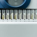 Probówki z odczynnikami ustawione w rzędzie w nowoczesnym laboratorium