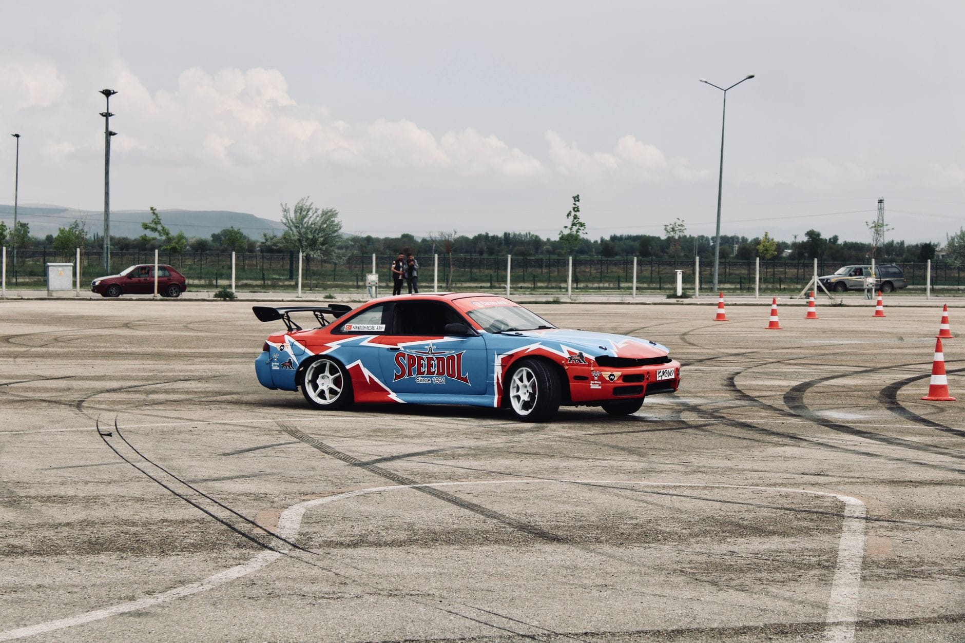Auto driftowe w trakcie dynamicznego przejazdu po torze wyścigowym Auto driftowe w trakcie dynamicznego przejazdu po torze wyścigowym