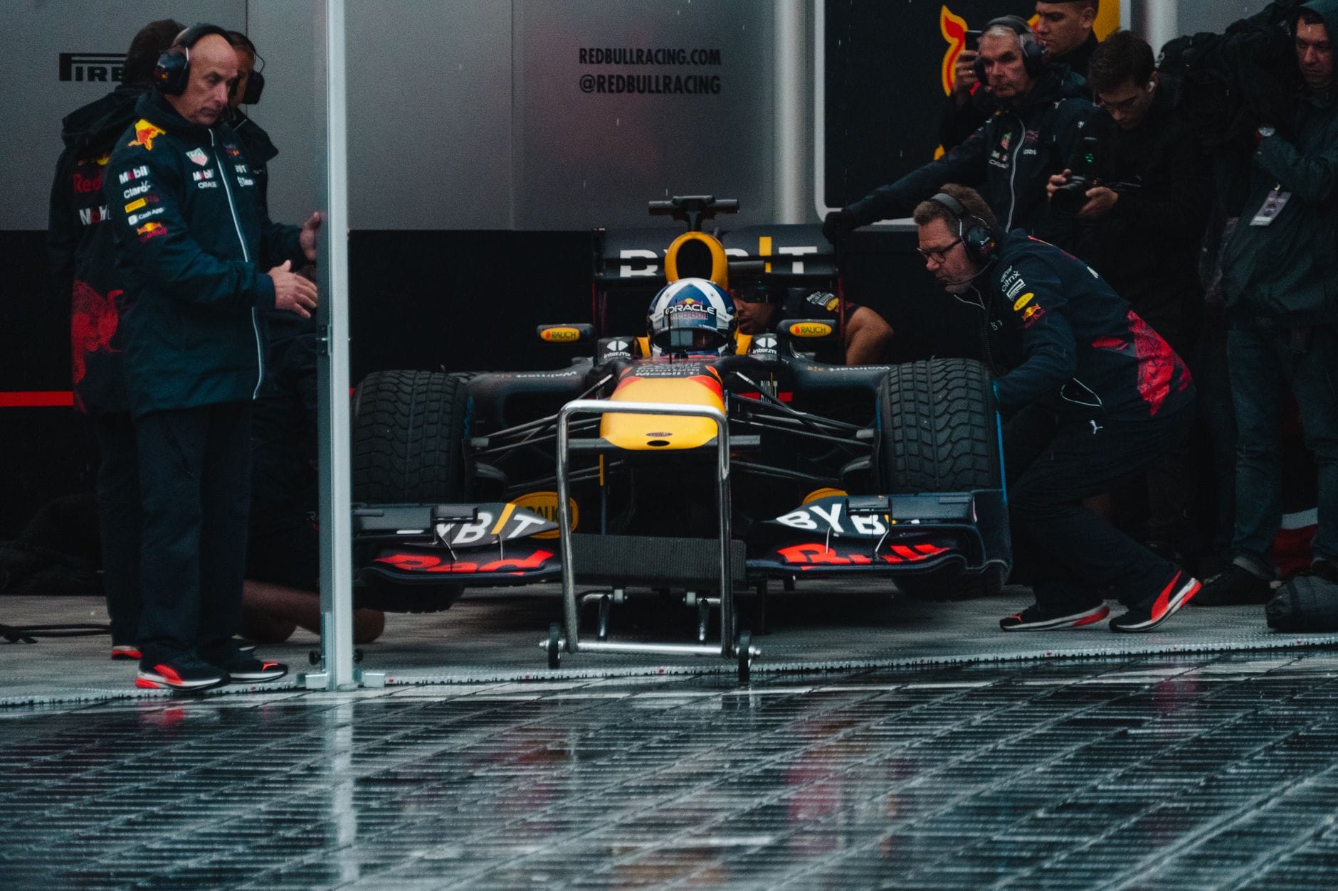 Mechanicy Red Bull Racing szykują bolid F1 w alei serwisowej
